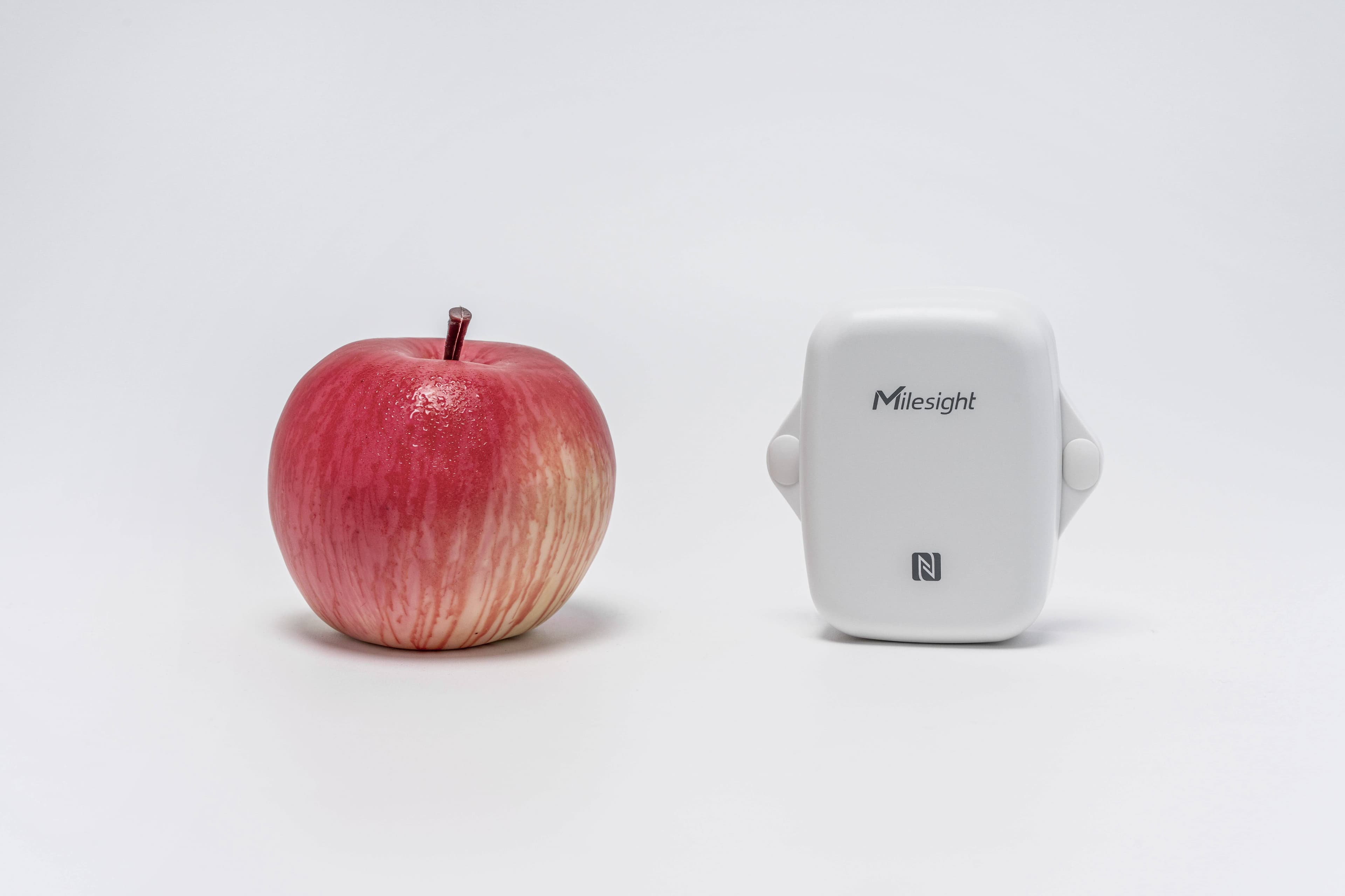 Sensor de temperatura y humedad LoRaWAN EM300-TH-915M exterior
