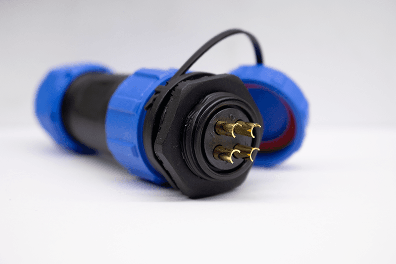 Conector de alta corriente IP67 4P panel pasante 30A